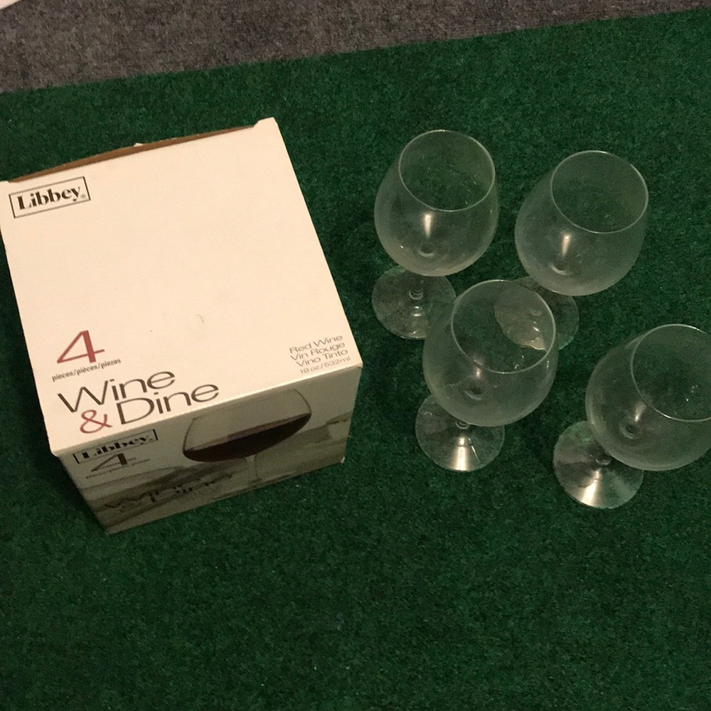 LIBBY WINE GLASSES 4 NEW IN BOX